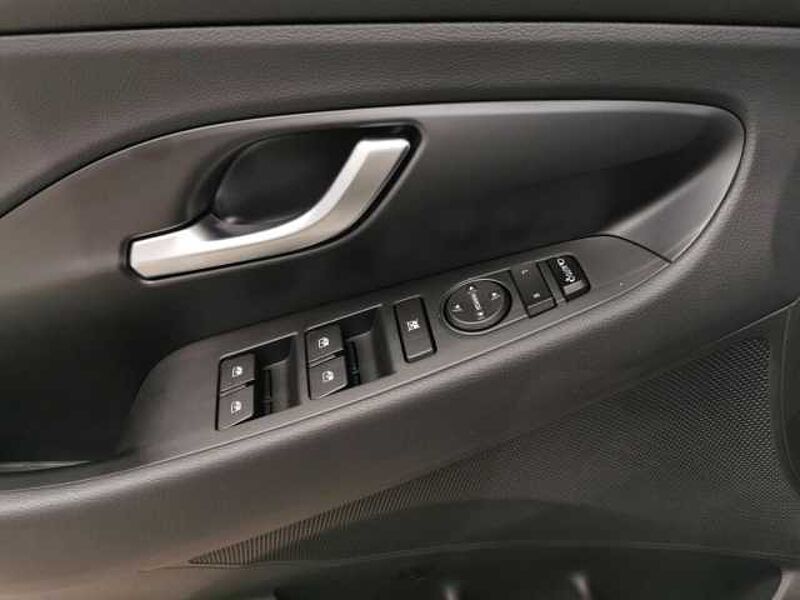 Hyundai i30 Mild-Hybrid EU6d FL 1.5 T-GDI 5-Türer M/T 48V (MJ23) Advantage Mild-Hybrid EU6d FL 1.5 T-GDI 5-Türer M/T 48V (MJ23) Advantage