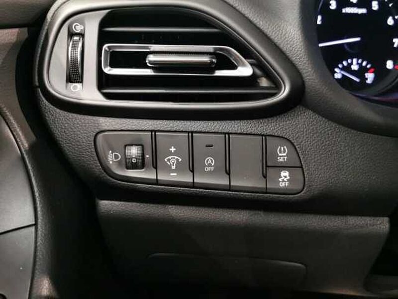 Hyundai i30 Mild-Hybrid EU6d FL 1.5 T-GDI 5-Türer M/T 48V (MJ23) Advantage Mild-Hybrid EU6d FL 1.5 T-GDI 5-Türer M/T 48V (MJ23) Advantage